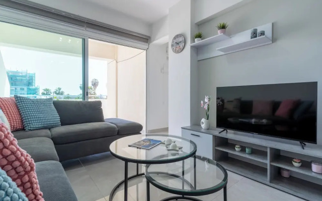 Andrea 3-BR Apt in Mackenzie With Pool