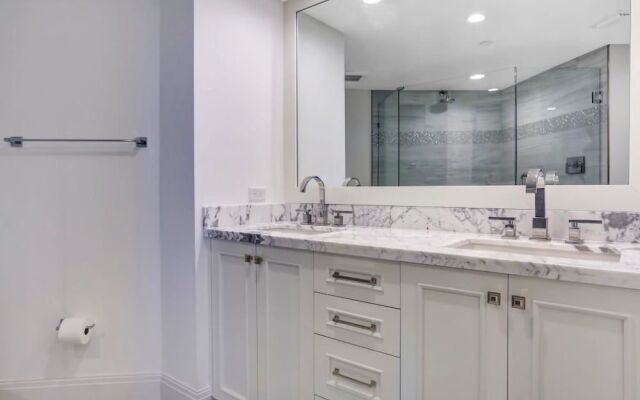 Beachfront Condo With 180-degree Views and Pool