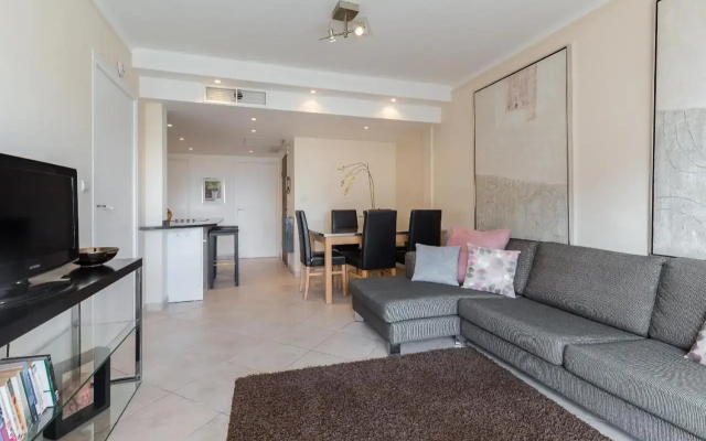 Modern 3 bedroom, 3 bathroom apartment for rent near Cannes Old Town walking distance to Palais - 2000 - Apartment in Cannes - Photo 2