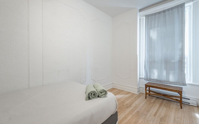 Beautiful Private Bedroom in Mile-End