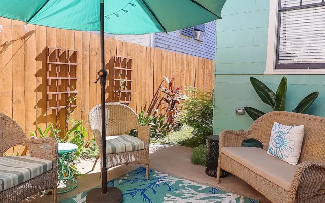 Vibrant Bungalow 2 Minutes to the Beach
