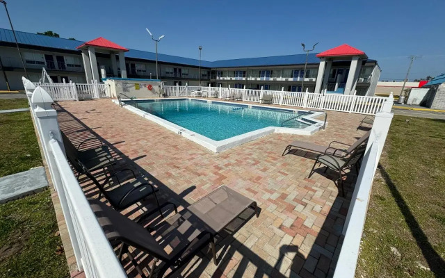 Inn & Suites Of Englewood