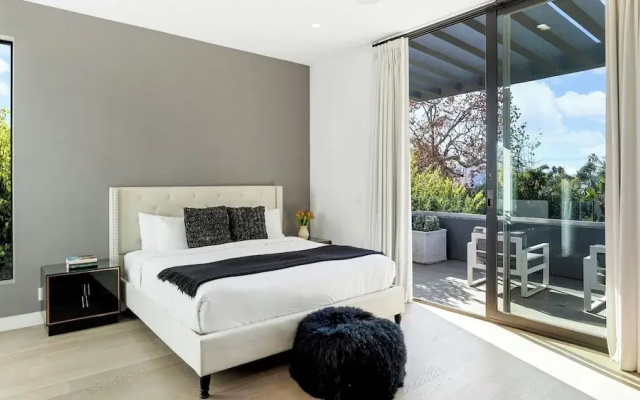 Private LA Retreat w/ Pool, Hot Tub & Fire Pit Near Melrose Ave The Martel House by Avantstay