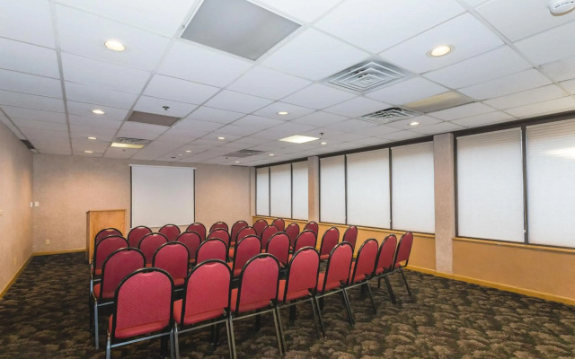 Ramada Hotel & Conference Center by Wyndham Plymouth
