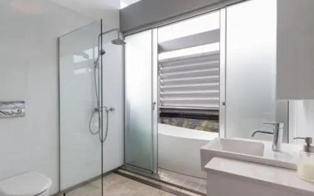 TASMAN DRIVE Gerringong 4pm check out Sundays