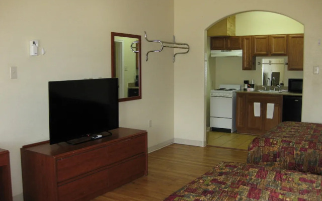 Scottish Inn and Suites