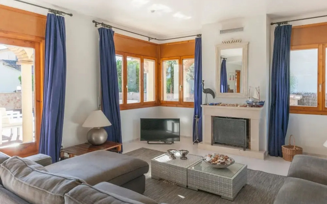 Detached Villa With Privated Pool Situated at the Seafront in Sant Pere Pescador - фото 3