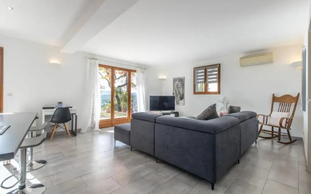 Quiet large 3-bedroom apartment with terrace, garden & incredible Mountain view