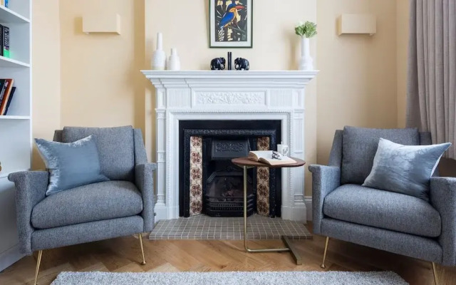 5BR Family Home in Leafy SW London