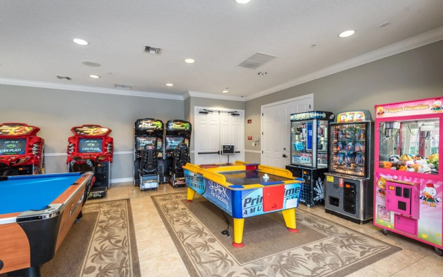Altavista Lakeview 3 Bedroom Condo by RedAwning