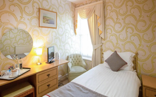 OYO Lamphey Hall Hotel