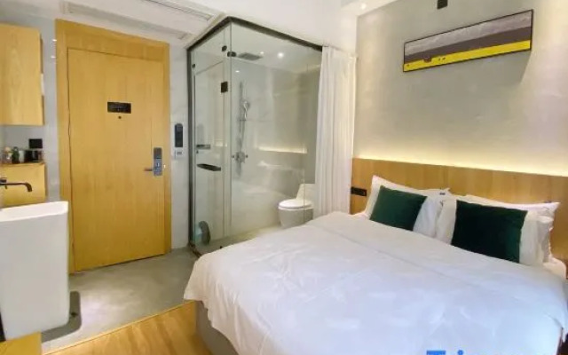 the L Hotel (Hongya Central Plaza Store)