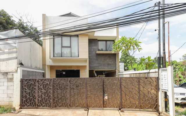 RedDoorz Syariah near Green Park Jatiwarna