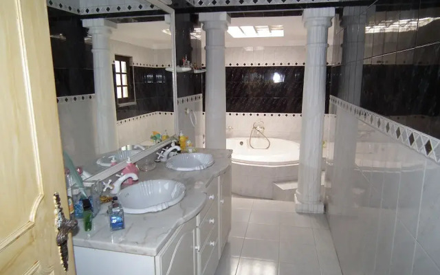 80s RetroStyle Villa