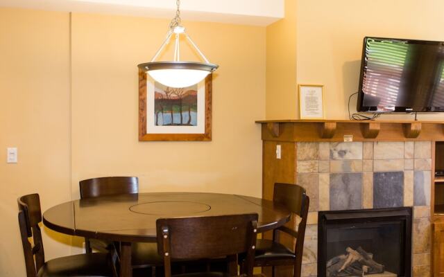 Updated 2 Bedroom -Fireplace & Balcony by RedAwning