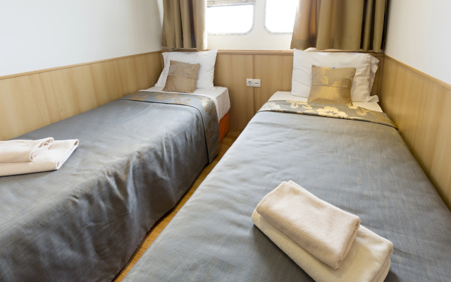 Compass River City Boatel