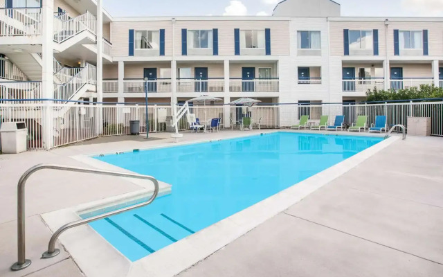 Baymont Inn & Suites Wilmington