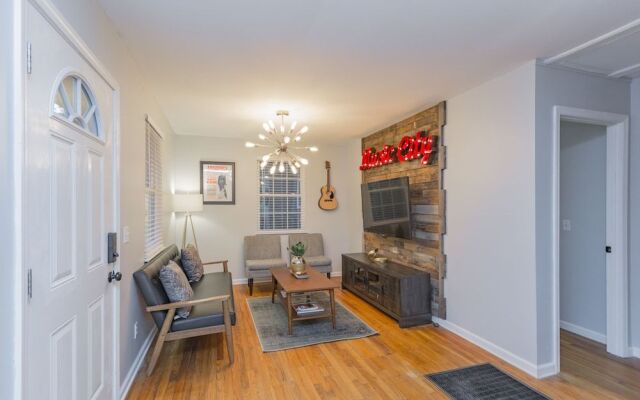 Quaint Music City Bungalow Retreat