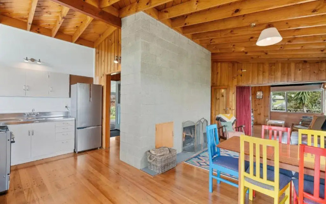 Queenie - Waikanae Beach Holiday Home