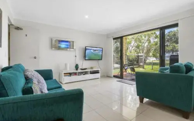 Golden Shores Unit 1, 21 Landsborough Parade
