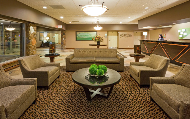 Holiday Inn Detroit Lakes, an IHG Hotel