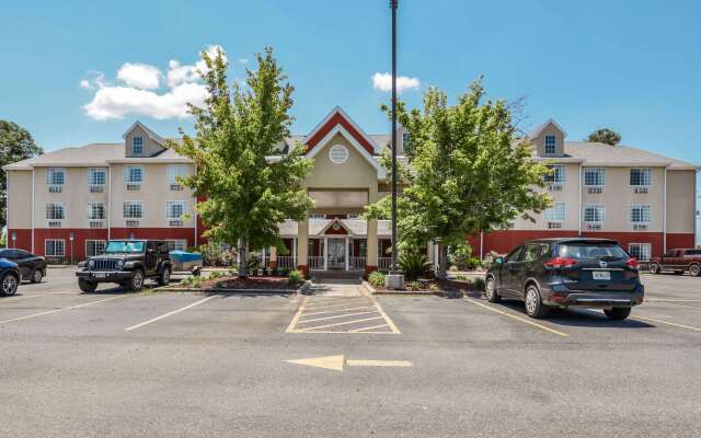 Econo Lodge Inn and Suites