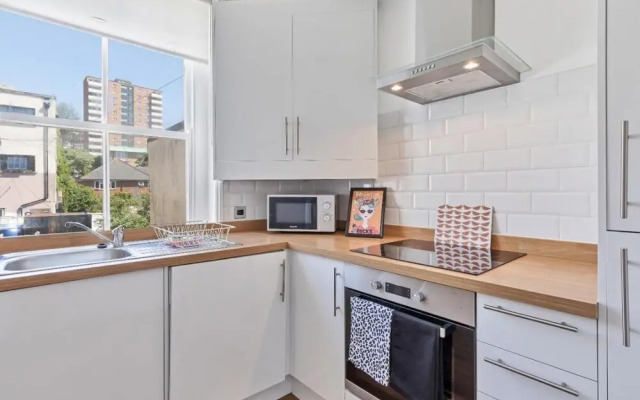 Grand Studio View - Large City Centre Studio Apartment