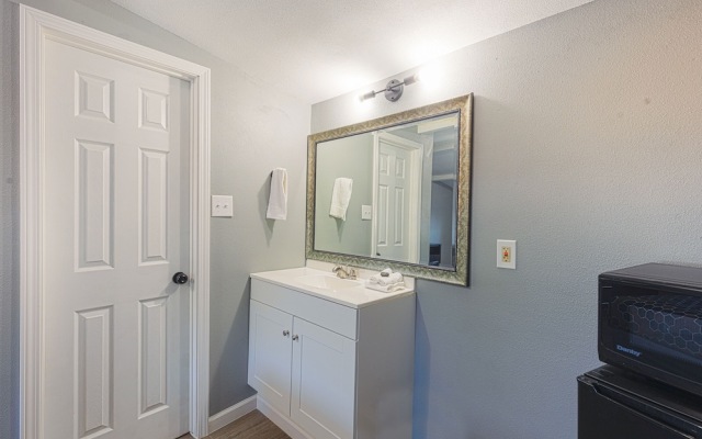 Sands Inn by OYO Winnie