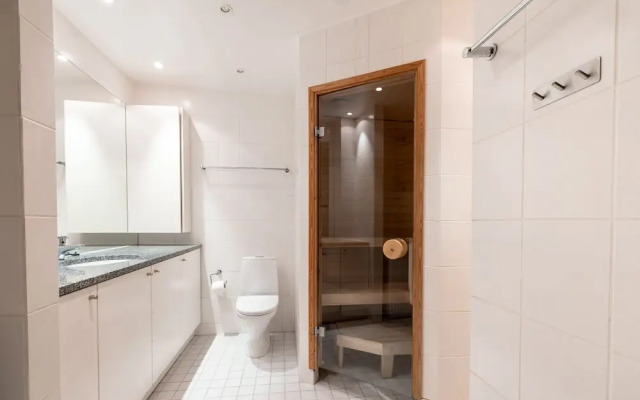 2ndhomes Top Floor 3BR Apartment w Sauna