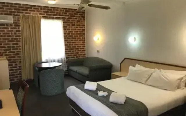 Moonraker Motor Inn