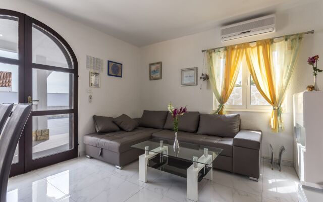 Holiday house Goldie - 30 m from beach: Sevid, Riviera Trogir