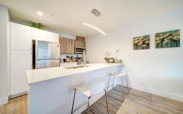 Luxurious Modern 2BR Condo Slps-5 Coffee AC Wifi