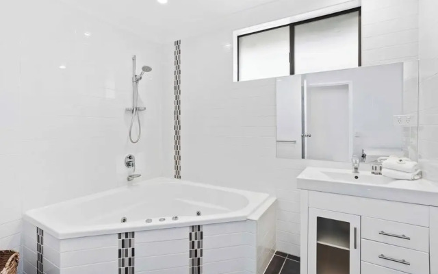 Little Palms by Burleigh Letting Co