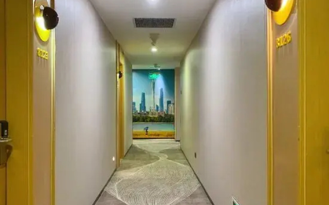 LOCALS HOTELS (Guangzhou East Railway Station Linhexi Metro Station Branch)