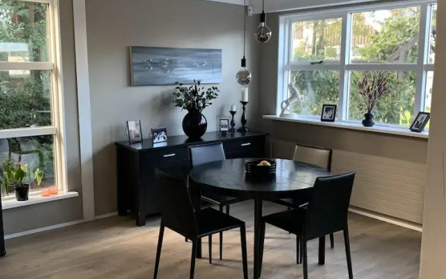 Great 8 Person House, Reykjavik, Free use of Car!