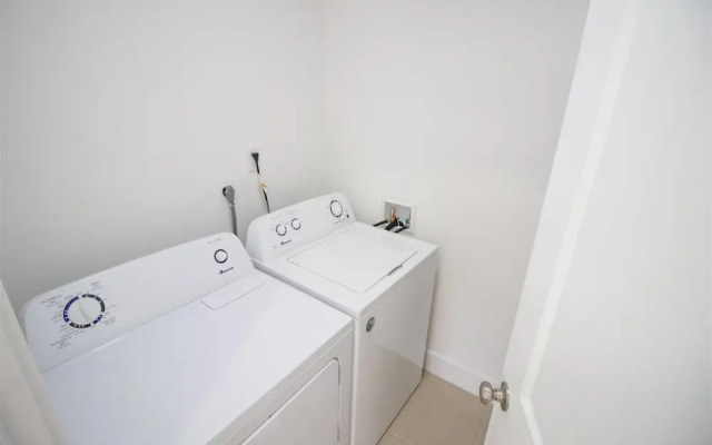 Like New Miami Springs Family Home