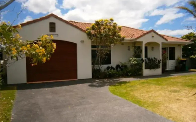 Baskervilla - Whangamata Holiday Home