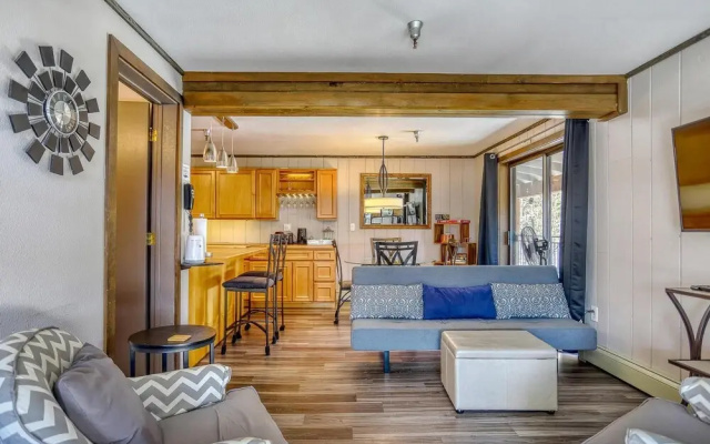 Geothermally Heated Outdoor Pool and Scenic Deck - Cozy Studio Retreat
