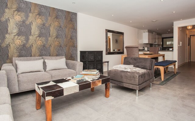 Beautiful Duplex Flat, sleeps 6, close to tube