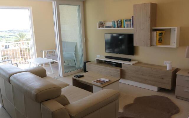 Wileg 4A Luxury Studio Apartment with Shared Swimming Pool.