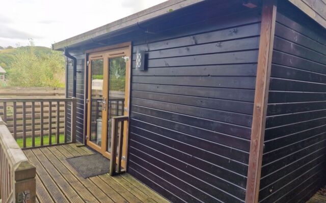 Glamping Hut - Riverside 1