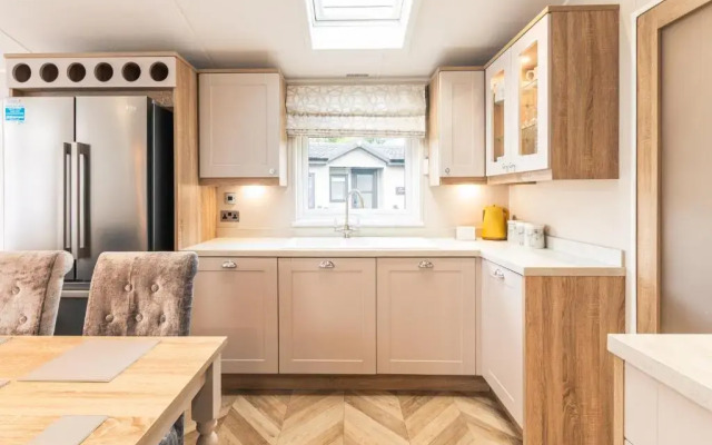 Lakeside Retreat Lodge With Hot Tub