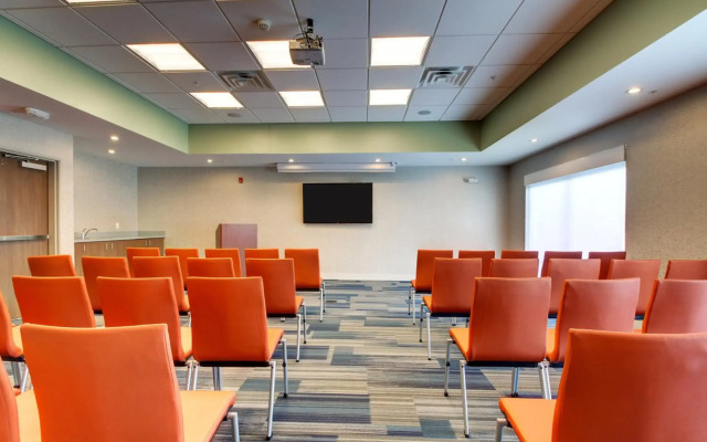 Holiday Inn Express & Suites Galesburg by IHG
