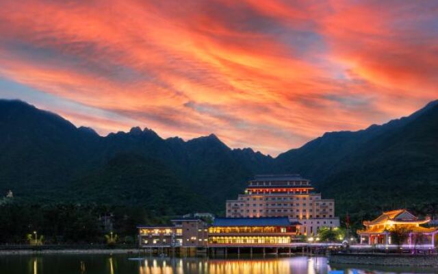 Lotus Mountain Hot Spring Resort