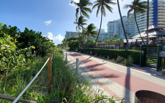 Alexander 919 2 Bedroom Apts by RedAwning