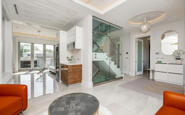 Centrally-located Luxury Home With Views Cinema