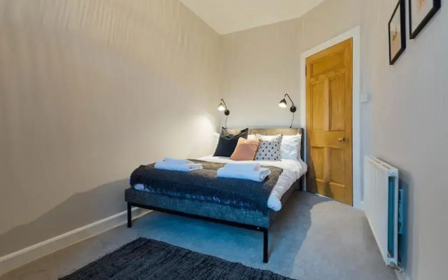 The Riverside Apartment (free parking)