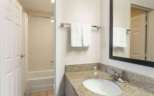 Super 8 by Wyndham Slidell