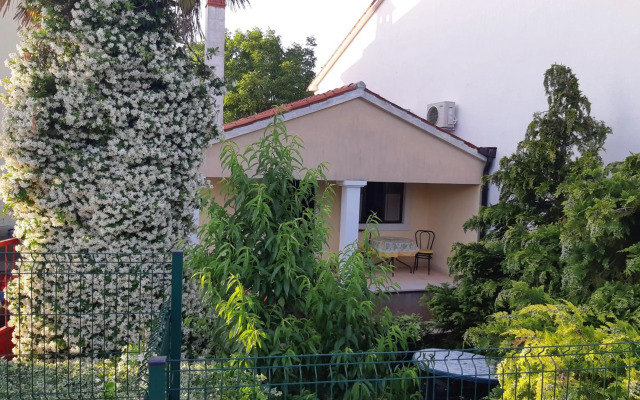 Apartment Red Romantic 2-1