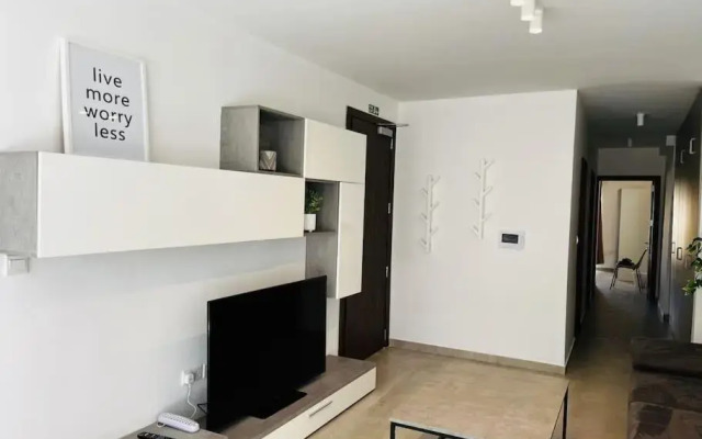 Sliema, Stylish 2 Bedroom Apartment with Parking